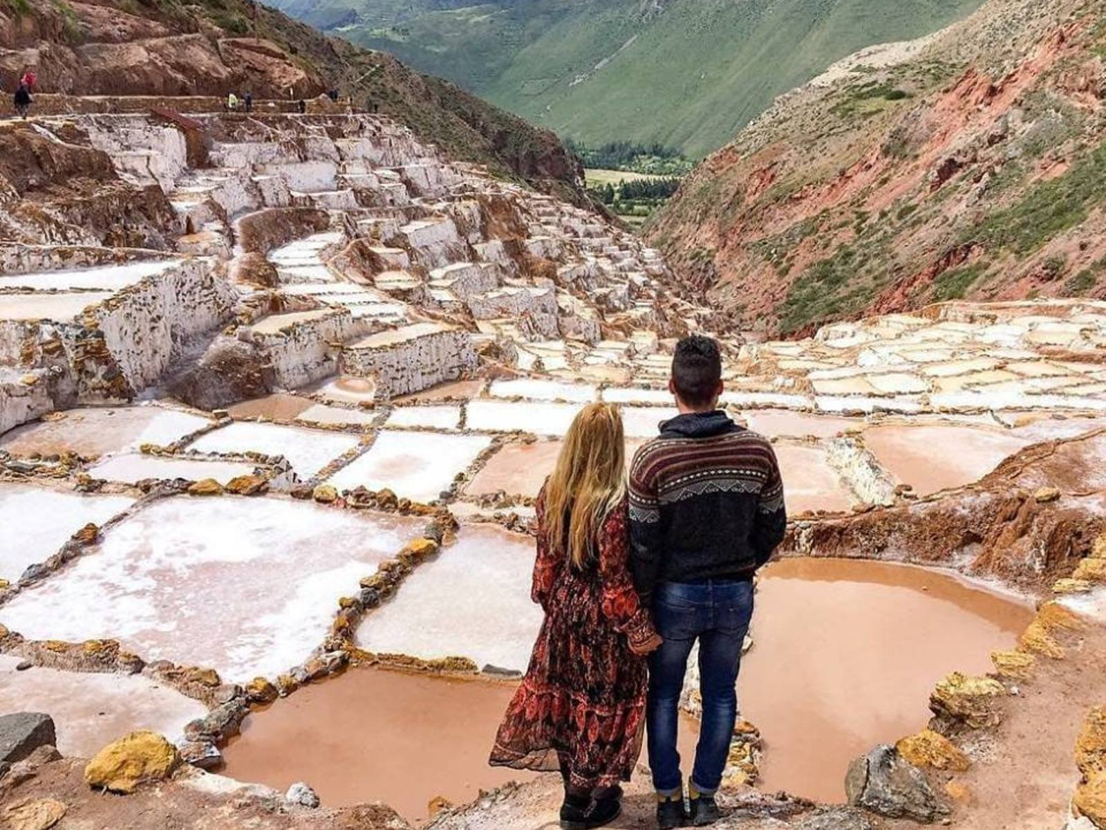 Pozas de sal blanca en las milenarias Salineras de Maras, Cusco