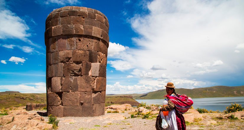 Torres de piedra circulares (chullpas) de Sillustani frente a la Laguna Umayo