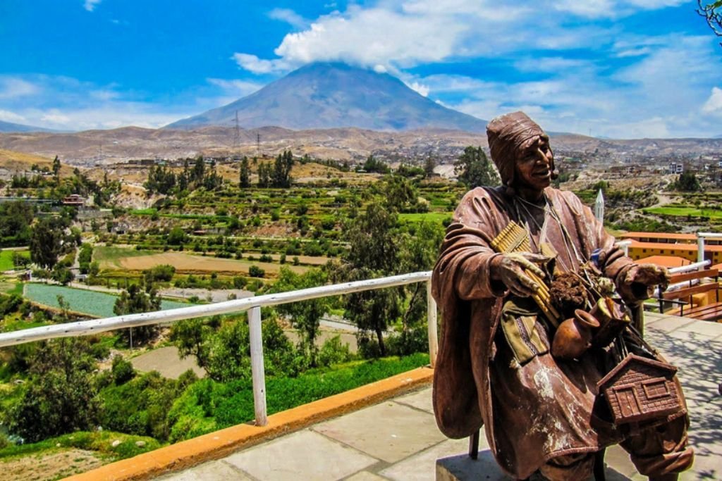 Mirador de Yanahuara tallado en sillar con vista al Volcán Misti